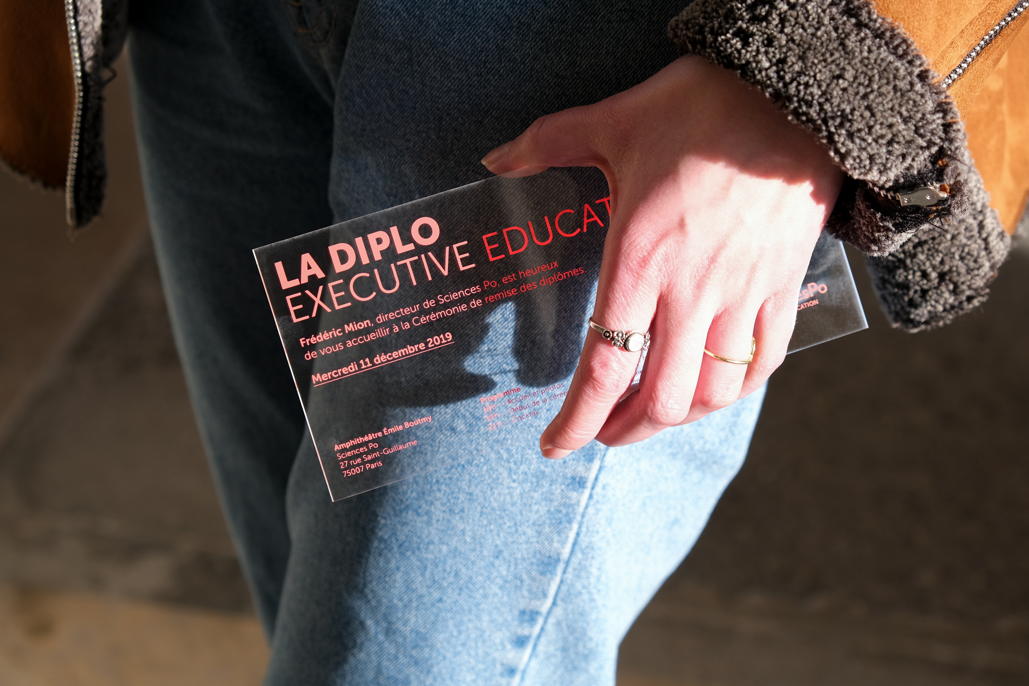 Invitation dans la main d'un futur diplômé