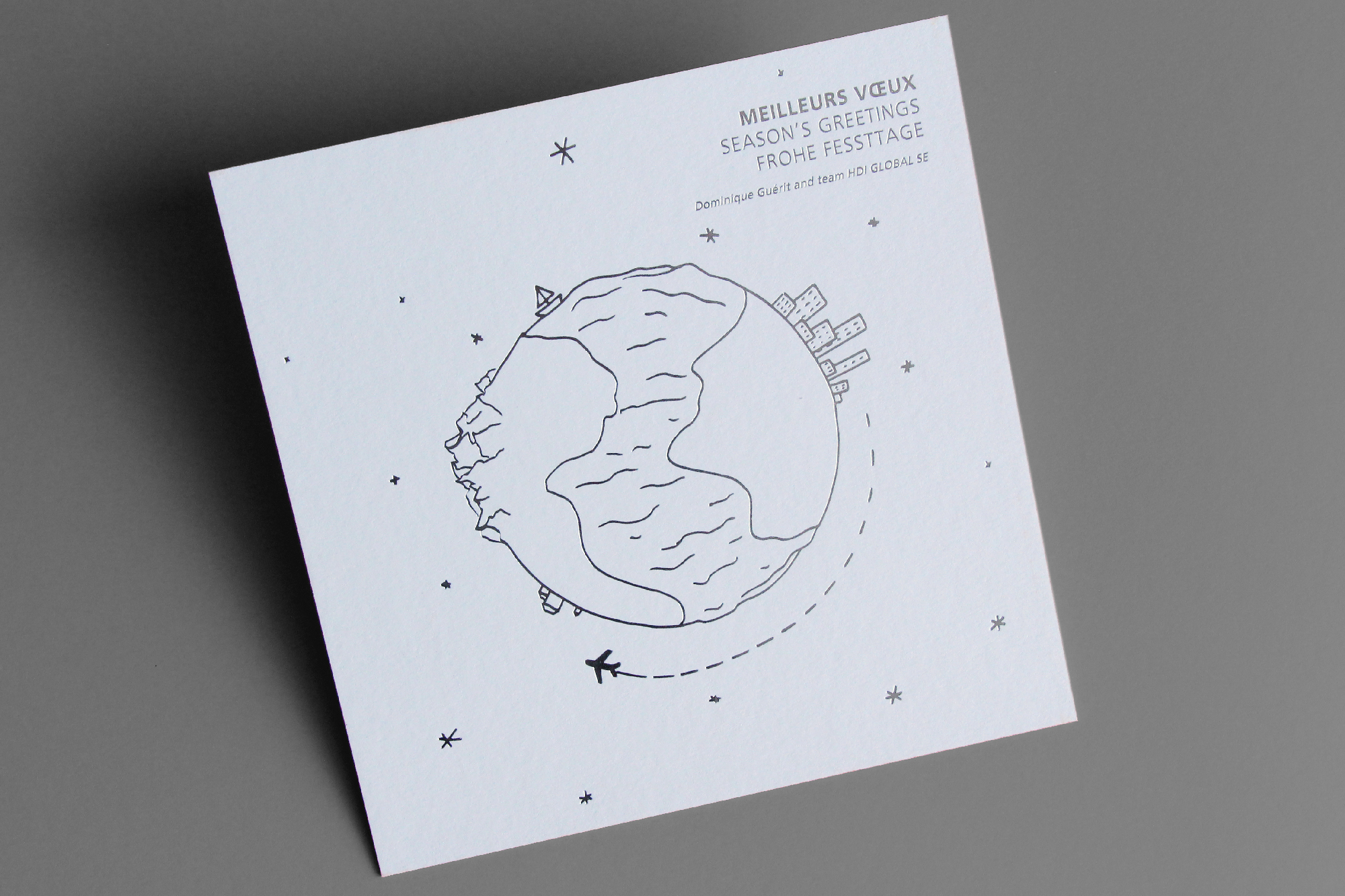 Vision d'ensemble du recto de la carte de vœux, illustration d'une planète en argent à chaud