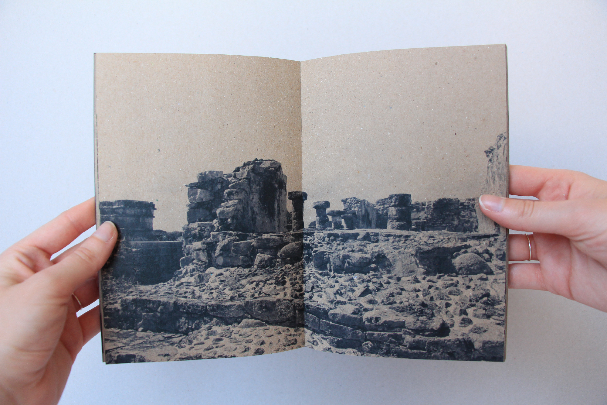 Livre ouvert, temple Maïa en ruines