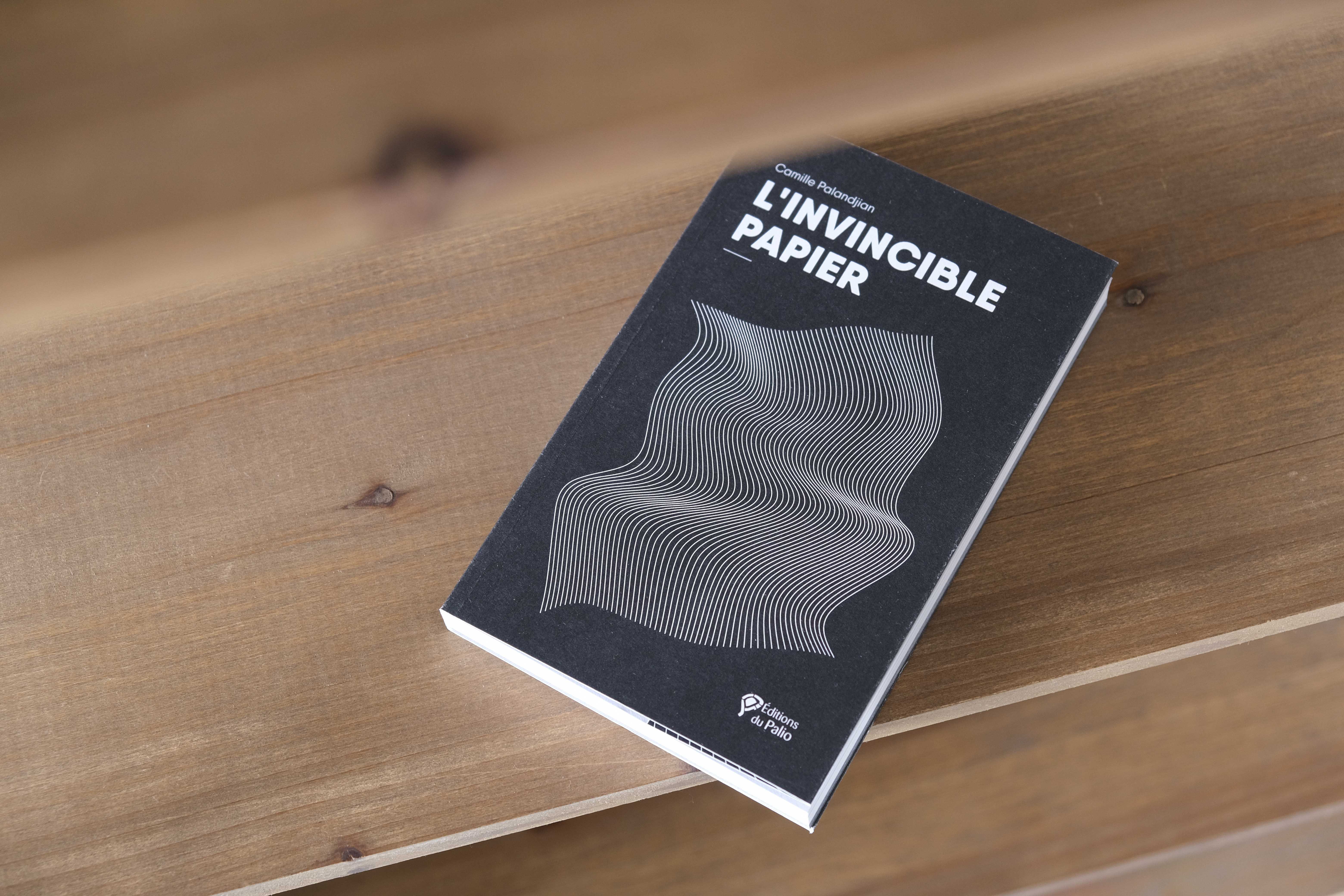 Couverture noire et blanche de L'invincible papier